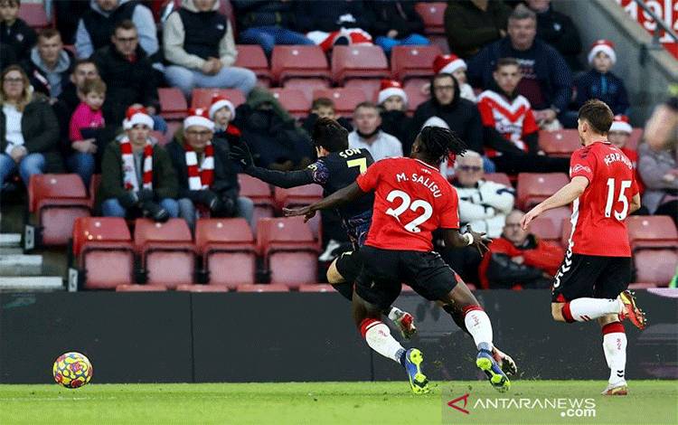 Tottenham Diimbangi Sepuluh Pemain Southampton Tapi Conte Cetak Rekor