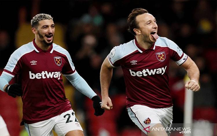 Kapten West Ham United Mark Noble (kanan) melakukan selebrasi seusai mencetak gol ketiga timnya ke gawang Watford lewat konversi tendangan penalti dalam laga lanjutan Liga Inggris di Stadion Vicarage Road, Watford, Inggris, Selasa (28/12/2021). (ANTARA/REUTERS/ACTION IMAGES/Andrew Couldridge)