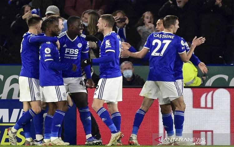 Penyerang sayap Leicester City Ademola Lookman (kedua kanan) diselamati rekan-rekannya seusai mencetak gol ke gawang Liverpool dalam laga lanjutan Liga Inggris di Stadion King Power, Leicester, Inggris, Selasa (28/12/2021) waktu setempat. (ANTARA/REUTERS/Rebecca Naden)