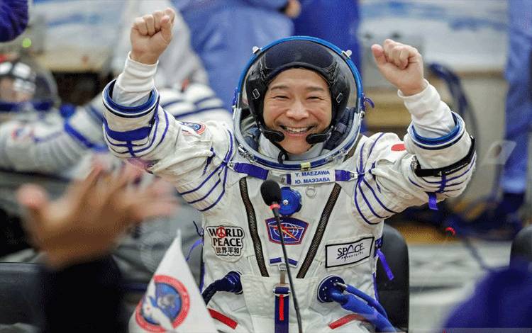 Pengusaha Jepang Yusaku Maezawa ketika dia berbicara dengan keluarganya setelah mengenakan pakaian luar angkasa sesaat sebelum peluncuran ke Stasiun Luar Angkasa Internasional (ISS) di Baikonur Cosmodrome, Kazakhstan, 8 Desember 2021. (REUTERS/SHAMIL ZHUMATOV)