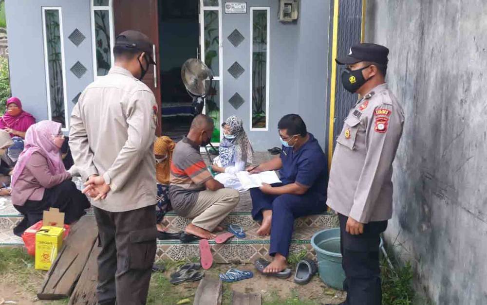 Polsek Seruyan Hilir Kawal Vaksinasi Door To Door di Desa Pematang Panjang