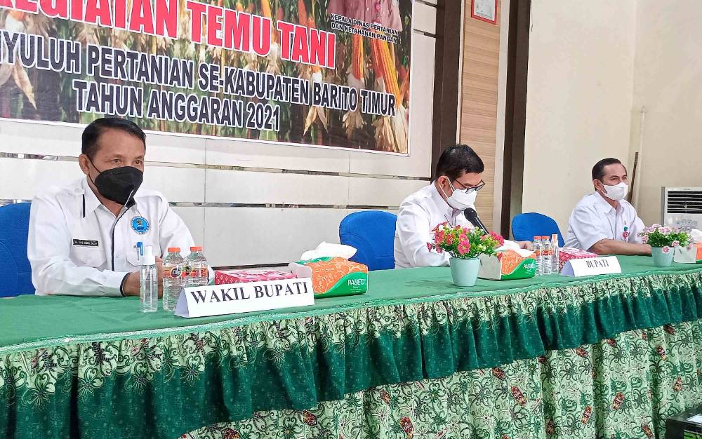 Bupati Barito Timur, Ampera AY Mebas (tengah) saat membuka kegiatan Temu Tani dan Penyuluh se-Kabupaten Barito Timur.