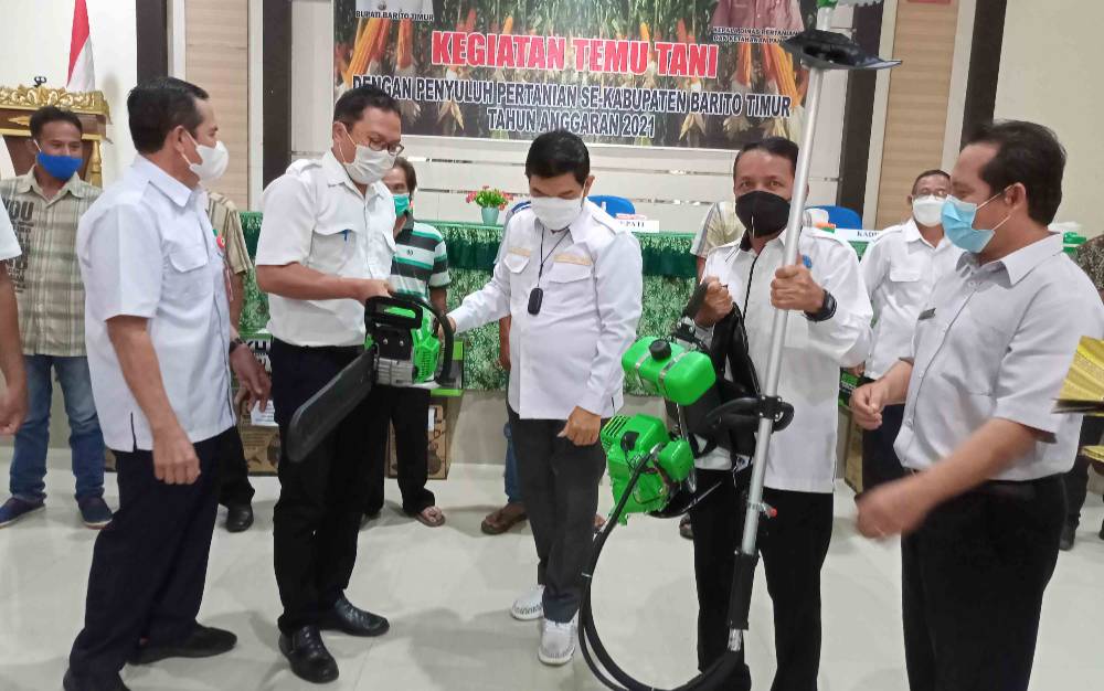 Kelompok Tani di Barito Timur Terima Bantuan Mesin Potong Rumput dan Gergaji
