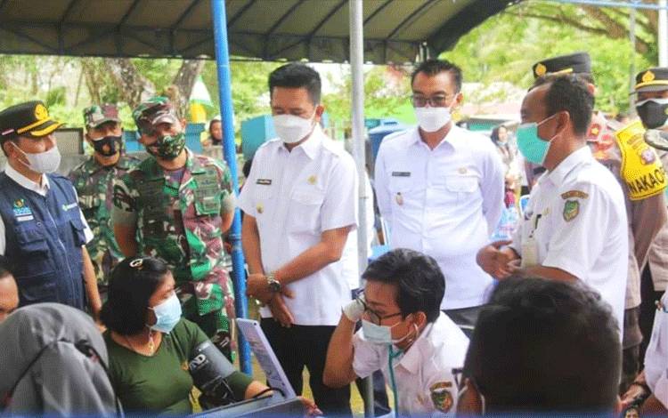 Bupati Barito Utara H Nadalsyah saat memberikan arahan saat melakukan peninjauan vaksinasi covid-19 massal di Kecamatan Gunung Purei, Rabu 29 Desember 2021.