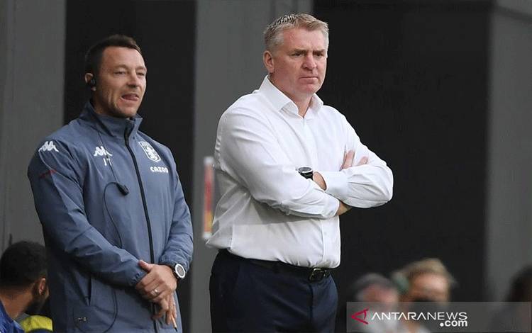 Foto arsip - Manajer Aston Villa Dean Smith (kanan) didampingi asistennya John Terry mengamati para pemainnya menghadapi Fulham dalam lanjutan Liga Inggris di Stadion Craven Cottage, London, Inggris, Senin (28/9/2020) waktu setempat. (ANTARA/REUTERS/POOL/Mike Hewitt)