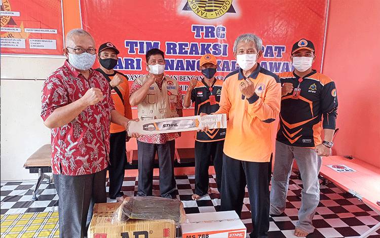Kalaksa BPBD Barito Timur Serahkan Senso dan Sepatu Bot Kepada Tim Lapangan
