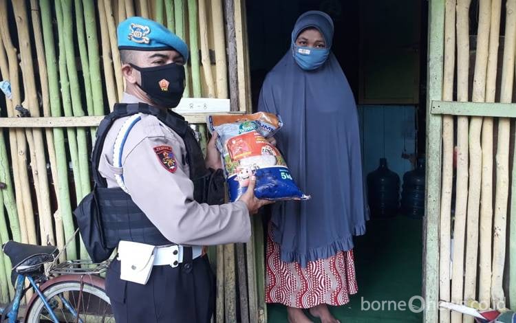 Turun Langsung ke Masyarakat, Polsek Seruyan Hilir Salurkan Sembako