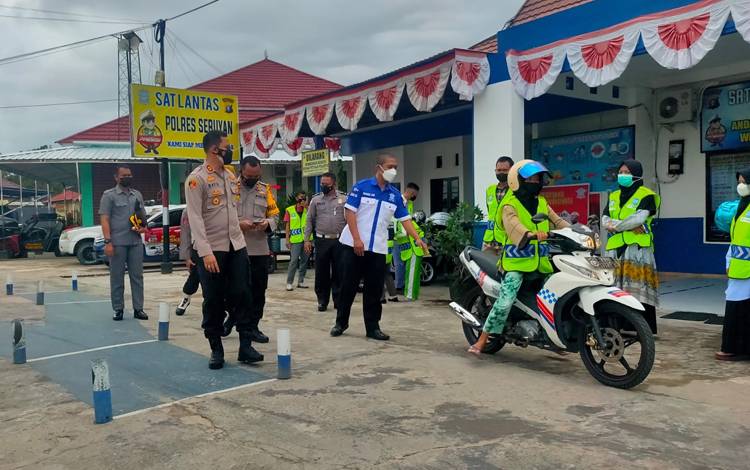 Kapolres Seruyan Pantau Pelaksanaan Ujian Praktik Bagi Pemohon SIM