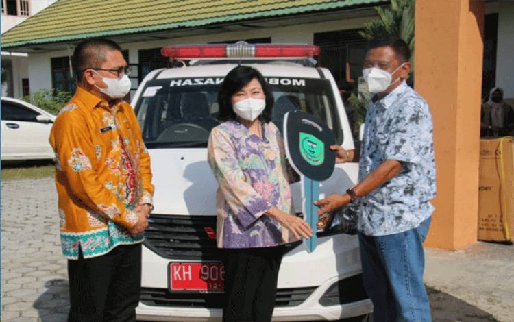 Bupati Pulang Pisau Pudjirustaty Narang menyerahkan bantuan dua unit mobil ambulans di halaman Kecamatan Kahayan Tengah, Kamis 30 Desember 2021.
