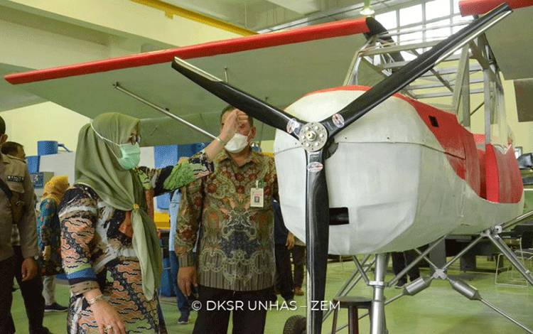 Rektor Unhas Dwia Aries Tina Pulubuhu meninjau kondisi pesawat buatan Haerul yang saat ini masuk tahap uji coba di Gowa, Kamis,(30/12/2021). ANTARA/HO-Unhas