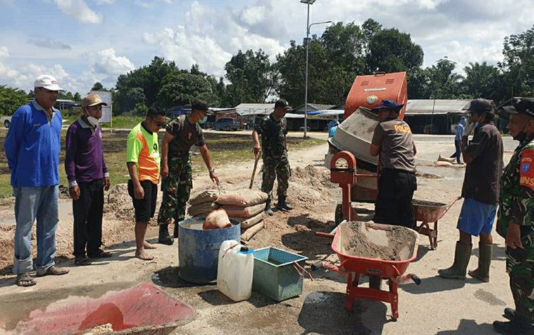 Anggota DPRD Kapuas Ini Ikut Gotong Royong di Bundaran Pujon