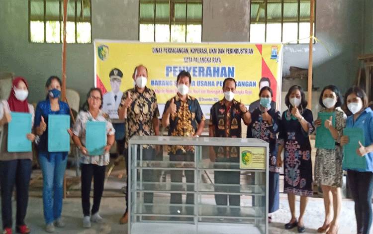 Pemko Palangka Raya Serahkan Bantuan Peralatan Dagang kepada UMKM