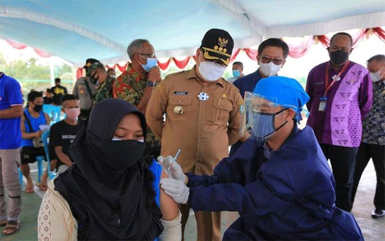 Bupati Kotim Halikinnor saat memantau vaksinasi Covid-19 beberapa waktu lalu.