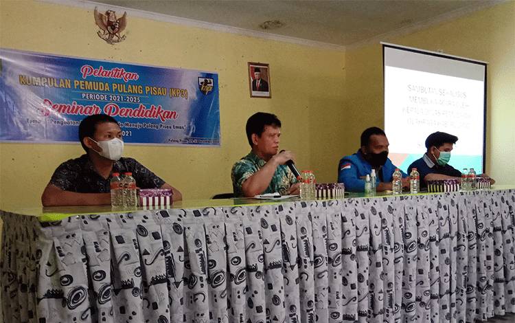 Kepala Dinas Pemuda dan Olahraga (Kadispora) Pulang Pisau, Sukarja (tengah)