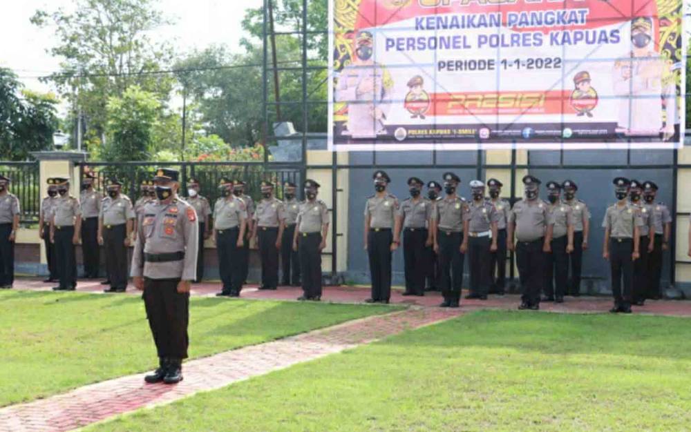 Kapolres Kapuas Pimpin Upacara Kenaikan Pangkat Personel