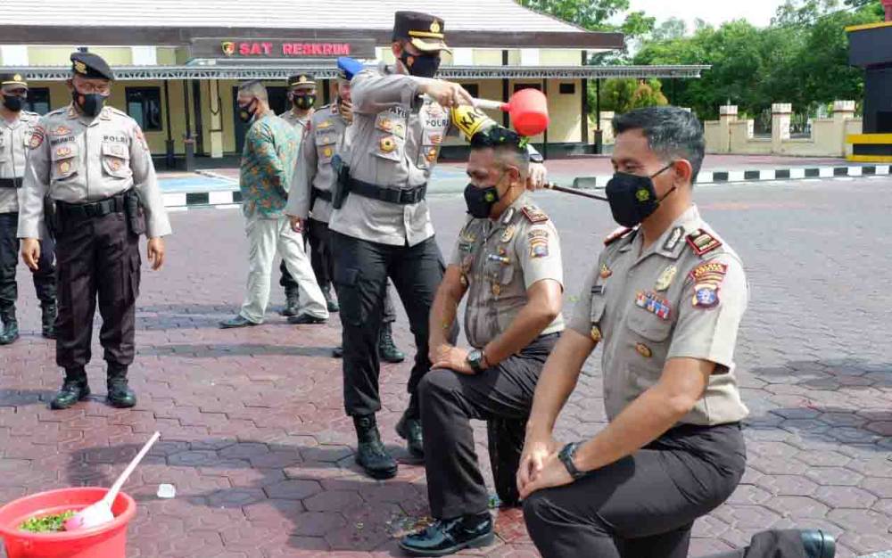 Puluhan Personel Polres Seruyan Naik Pangkat