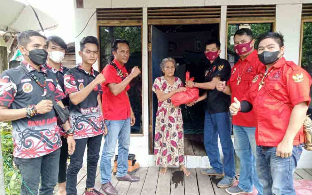 Ormas Perpedayak Pulang Pisau Salurkan Bansos untuk Lansia