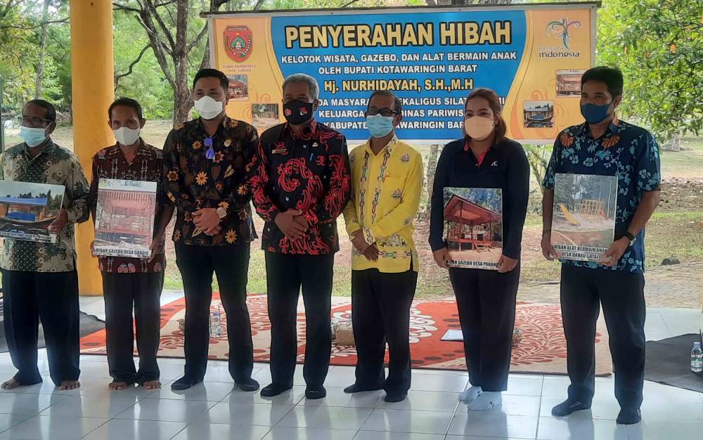 Pemkab Kobar Serahkan Bantuan Sejumlah Fasilitas Penunjang Objek Wisata