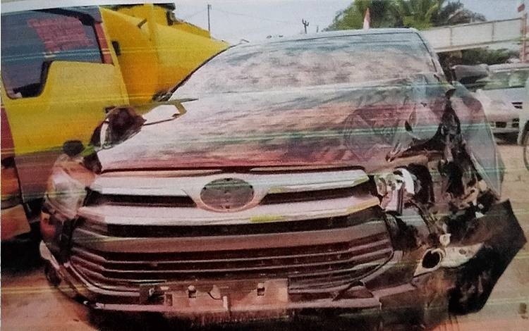 Seruduk Pengendara Motor Saat Keasyikan Ngobrol dengan Penumpangnya
