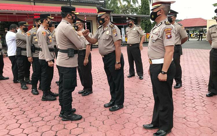 Kapolres Barito Utara AKBP Dodo Hendro Kusuma sampaikan ucapan selamat kepada anggota Polres Barito Utara yang naik pangkat setingkat lebih tinggi, di halaman Mapolres setempat, Jumat 31 Desember 2021.