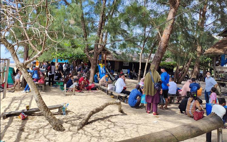 1.000 Lebih Wisatawan Sudah Padati Pantai Ujung Pandaran?