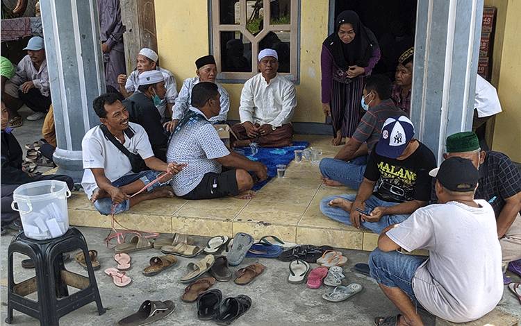 Sejumlah kerabat korban kesetrum saat berkumpul di rumah, setelah jenazah korban dibawa pulang dari RSUD dr Murjani Sampit.?