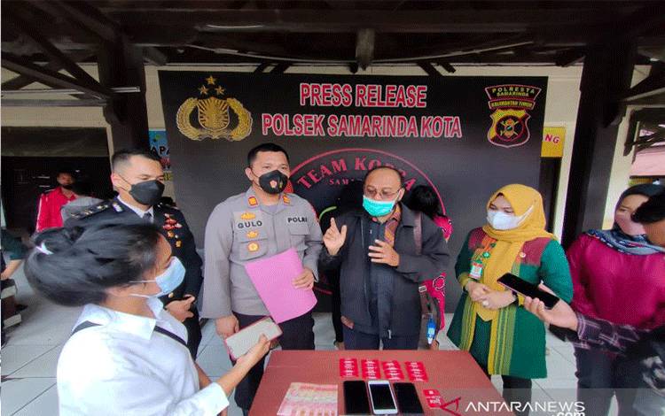 Polisi Tangkap Waria Pelaku Prostitusi Online