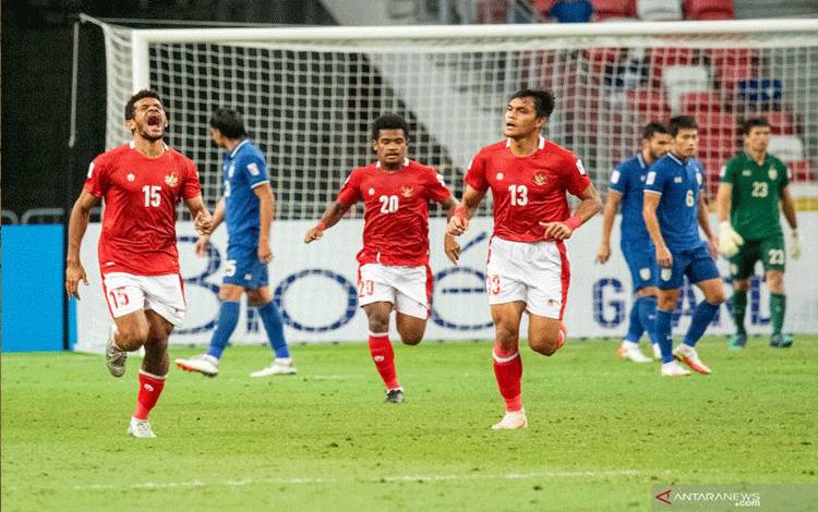 Pesepak bola Timnas Indonesia Ricky Kambuaya (kiri) melakukan selebrasi usai membobol gawang Timnas Thailand dalam pertandingan Babak Final Leg 2 Piala AFF 2020 di National Stadium, Singapura, Sabtu (1/1/2022). ANTARA FOTO/Flona Hakim/app/hp.