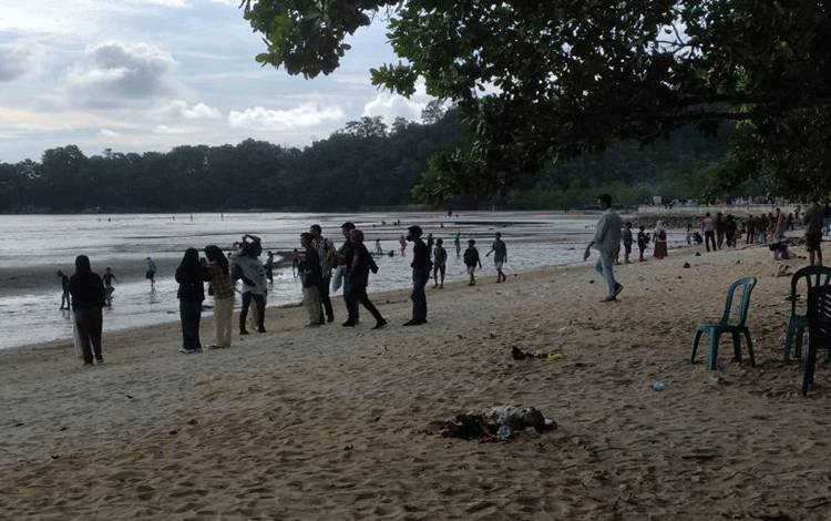 Pengunjung menikmati pesona Pantai Pulau Datok di KKU (ANTARA/Rizal)