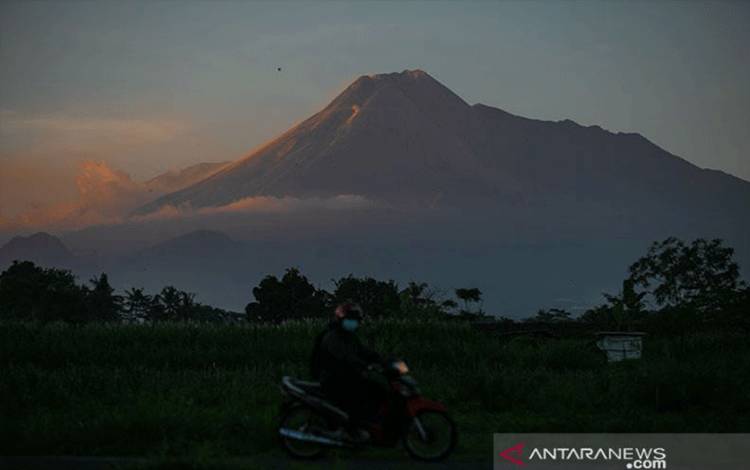 Gunung Merapi Mengalami 108 Kali Gempa Guguran