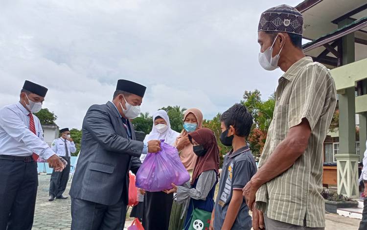 Hari Amal Bakti ke-76, Kemenag Barito Timur Salurkan Bantuan Kebutuhan Pokok