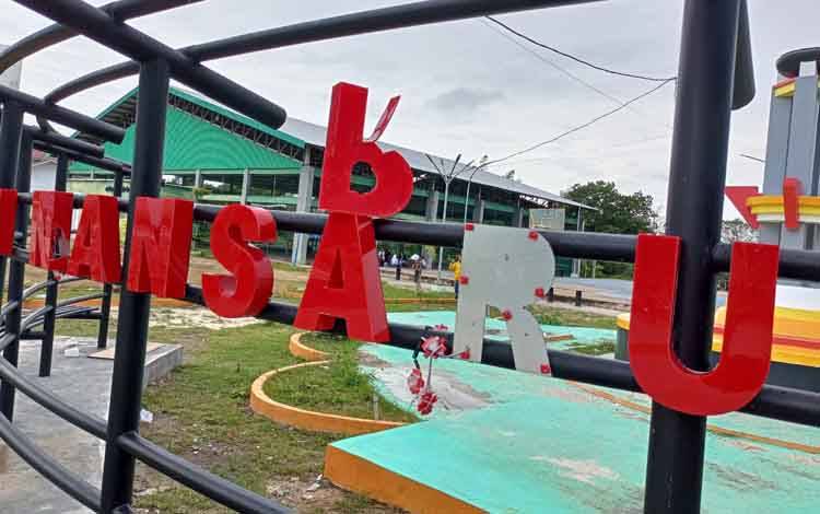 Salah satu lampu atau huruf yang dirusak oknum tidak bertanggung jawab di Taman Nansarunai