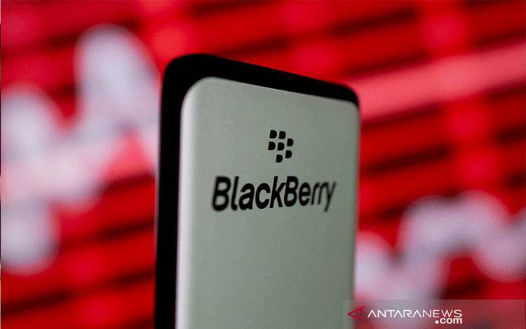 Arsip Foto - Logo Blackberry terlihat pada smartphone di depan grafik stok yang ditampilkan dalam ilustrasi ini diambil Jumat (5/2/2021). ANTARA/REUTERS/Dado Ruvic/am.