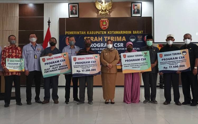 Pemkab Kobar dan Stakeholder?Serahkan CSR Peningkatan Rumah Tidak Layak Huni