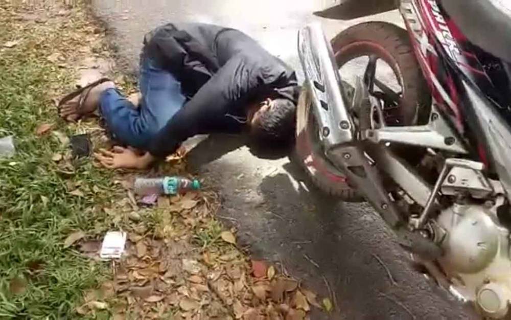 Dikira Tak Bernyawa, Pria Tergeletak di Samping Motor ini Ternyata Mabuk Berat