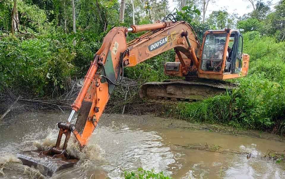 Ketua DPRD Barito Timur Bantu Masyarakat Normalisasi Irigasi