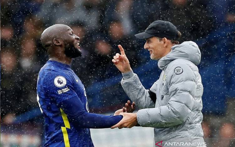 Manajer Chelsea Thomas Tuchel menyapa Romelu Lukaku seusai pertandingan Liga Inggris antara Chelsea kontra Southampton di Stamford Bridge, London, pada 2 Oktober 2021 (Action Images via Reuters/PAUL CHILDS)