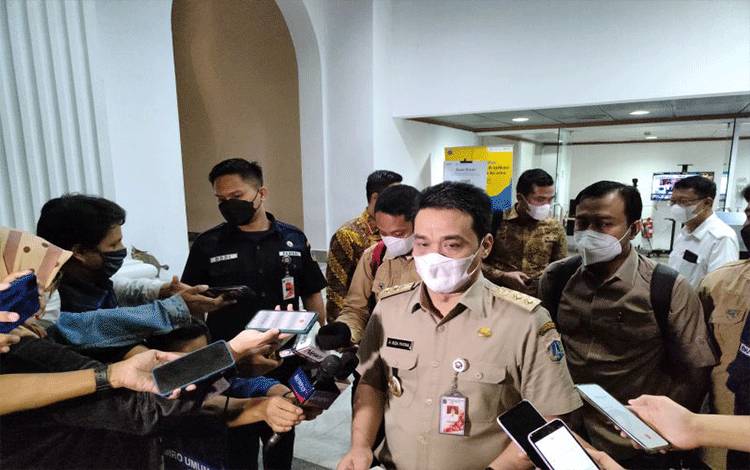 Wakil Gubernur DKI Jakarta Ahmad Riza Patria memberikan pernyataan di Balai Kota Jakarta, Selasa malam (4/1/2021). ANTARA/Ricky Prayoga