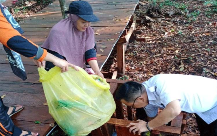 Sampah Berserakan di Taman RTH-D Kasongan Pascalibur Tahun Baru