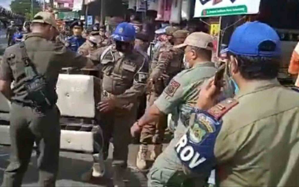 Satpol PP dan Damkar Kapuas Tertibkan Lapak Pedagang Langgar Perda