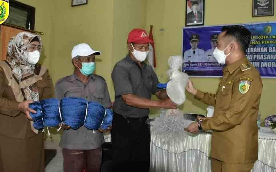 Pemko Palangka Raya Serahkan Sarana Tangkap dan Budidaya Perikanan