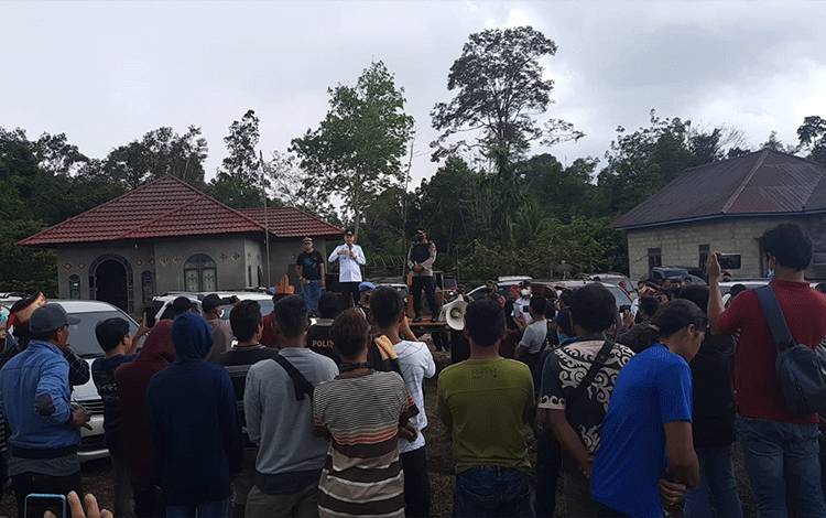 Bupati Gunung Mas Terima Aspirasi Masyarakat Terkait Penanganan Jalan Palangka Raya - Kuala Kurun
