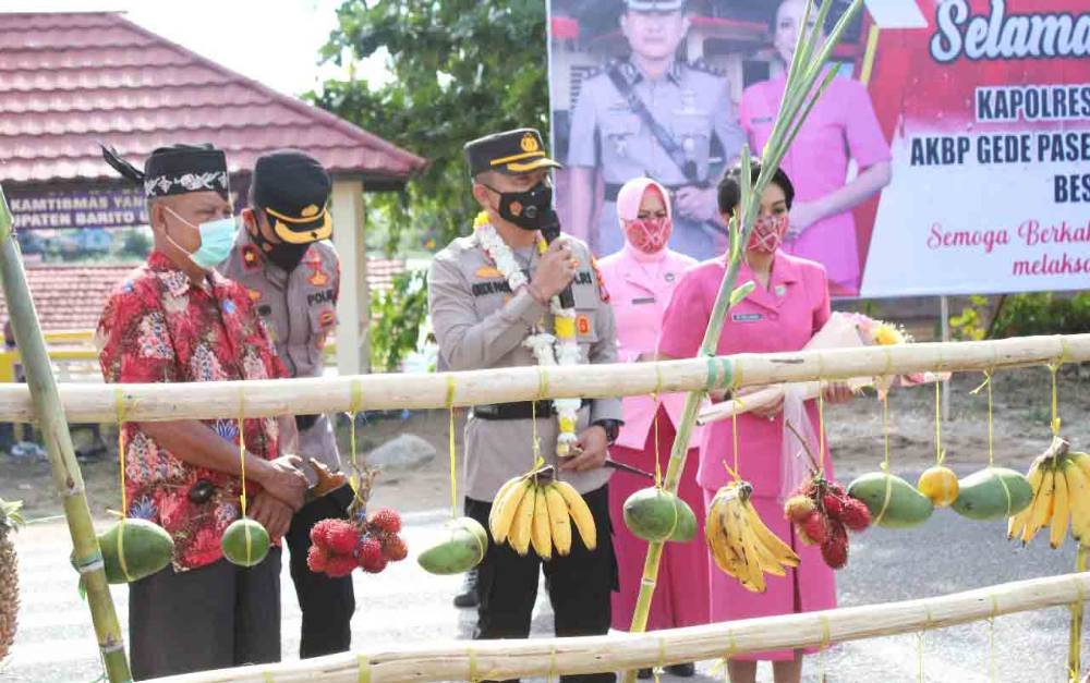 Kapolres Barito Utara, AKBP Gede Pasek Maulidnyana saat melaksanakan ritual potong hompong pali sebelum memasuki mapolres, Rabu 5 Januari 2022.