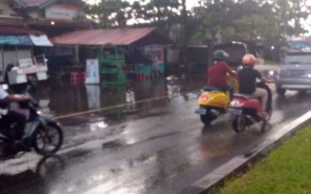 Diguyur Hujan 2 Jam, Air Selokan di Jalan G Obos Palangka Raya Meluap