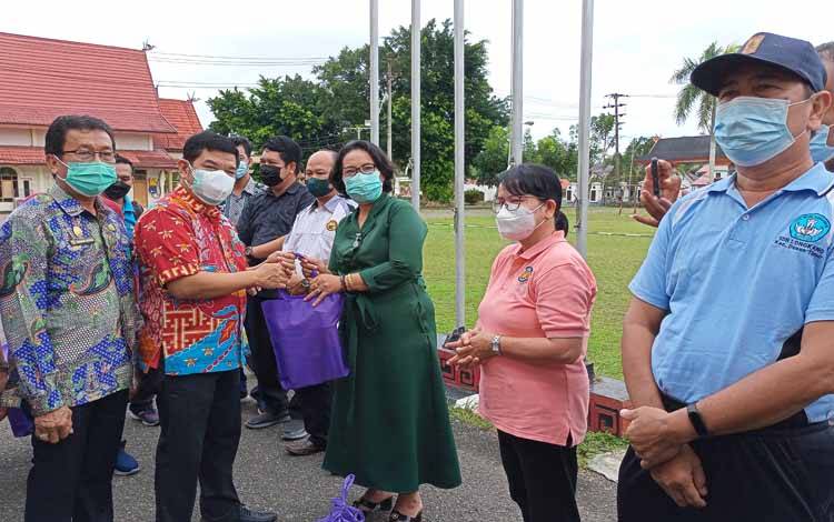 Bupati Barito Timur Lepas Penyaluran Bingkisan Tahun Baru dari CSR