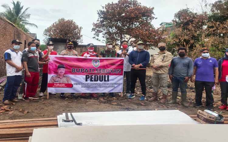 Bupati Seruyan Serahkan Bantuan Bahan Bangunan kepada Korban Kebakaran