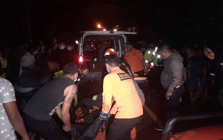Pengendara Tertimpa Pohon Tumbang Meninggal di Tempat
