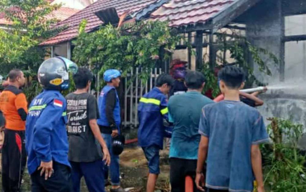 Kebakaran Hanguskan 2 Rumah Dinas Guru dan Perpustakaan SDN 2 Selat Hilir Kapuas