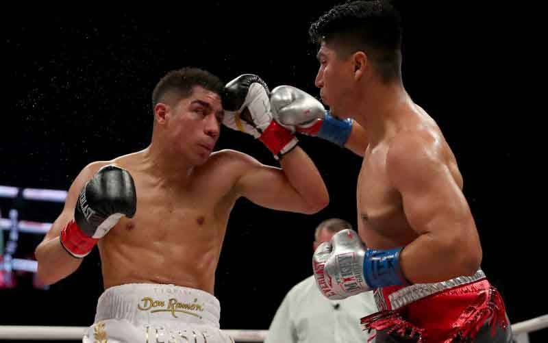 Arsip foto - Petinju Jessie Vargas (kiri) menangkis pukulan Mikey Garcia (kanan) dalam pertandingan WBC Welterweight Diamond Championship yang digelar di The Ford Center, Texas, AS, pada 29 Februari 2020. (foto : ANTARA/AFP/Getty Images/Tom Pennington)