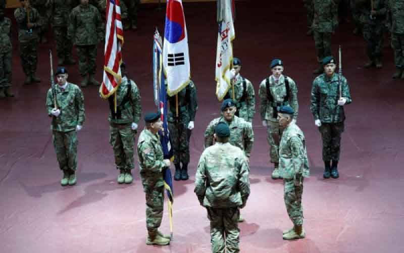 Arsip--Jenderal Michael A. Bills (depan kiri), Komandan Jenderal baru, Kepala Staf Angkatan Darat ke-8, Komando Pasukan Gabungan Korea-AS, menerima bendera Angkatan Darat ke-8 United States Forces Korea (USFK) dari Jenderal Angkatan Darat ke-8 USFK Thomas S. Vandal dalam upacara serah terima di Bollier Fitness Center di Camp Humphreys di Pyongtaek, Korea Selatan, Jumat (5/1/2018). (foto : REUTERS/Jeon Heon-Kyun/Pool)